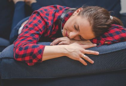 睡起来之后胳膊麻，手抬不起来是什么原因？